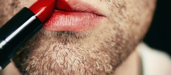 در مسکو به یک مرد تاجیکستانی به دلیل پوشش و آرایش اجازه پرواز داده نشد + ویدئو - اسپوتنیک ایران  