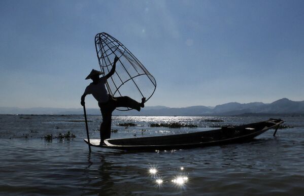 ماهیگیر در دریاچه « اینله» در بخش جنوبی ایالت « شان» میانما - اسپوتنیک ایران  