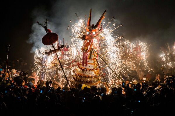 اژدهای درست شده از فانوس ها، آتش بازی و ترقه بازی در جشنواره فانوس ها در شهر « گوآندون» چین - اسپوتنیک ایران  