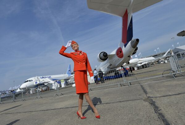 مهماندار شرکت هواپیمایی « آئروفلوت» روسیه در نمایشگاه بین المللی هوایی « له بورژه» پاریس - اسپوتنیک ایران  