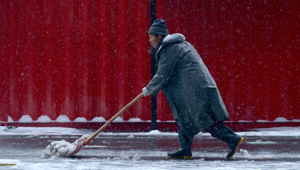 Дворник во время уборки снега в Пекине - اسپوتنیک ایران  