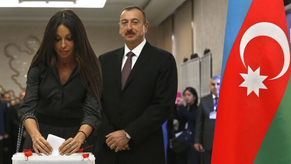 Президент Азербайджана Ильхам Алиев с женой Мехрибан на избирательном участке в Баку - اسپوتنیک ایران  