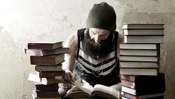 مردی در حال خواندن کتاب - اسپوتنیک ایران  