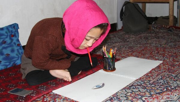 نمی‌توانیم از دست و پای خود استفاده کنم با دهن نقاشی می‌کنم - اسپوتنیک ایران  