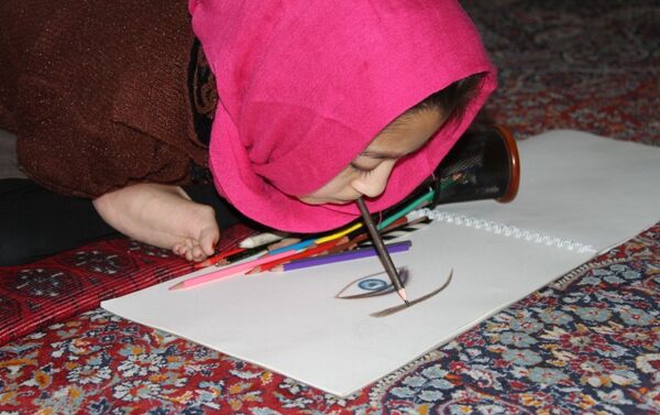نمی‌توانیم از دست و پای خود استفاده کنم با دهن نقاشی می‌کنم - اسپوتنیک ایران  