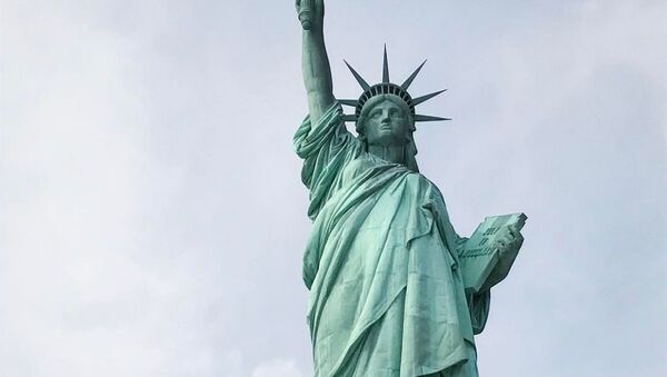 Статуя Свободы в Нью-Йорке с баннером Беженцы, добро пожаловать - اسپوتنیک ایران  