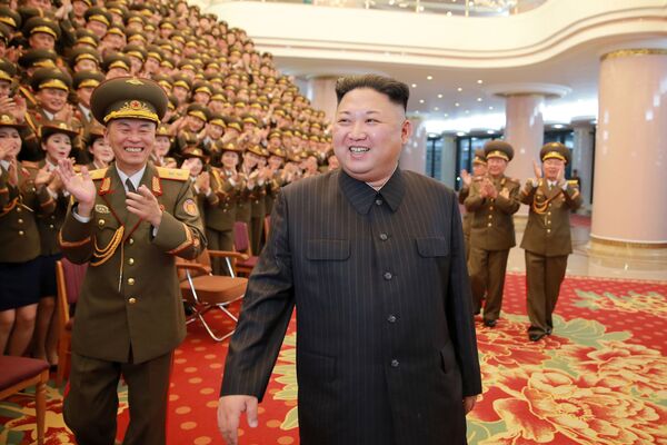 کیم جونگ اون، رهبر کره شمالی در  کنسرت ویژه به افتخار هفتادمین سالگرد  کُر دولتی در  تئاتر ملی پیونگ یانگ - اسپوتنیک ایران  