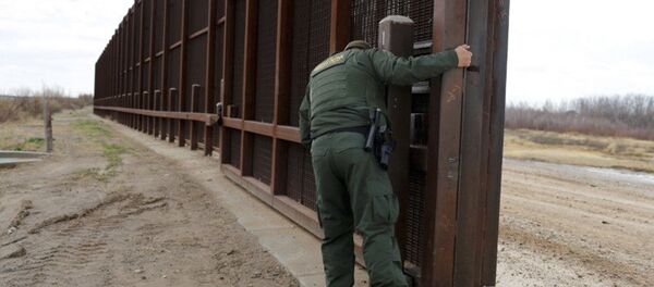 دولت ترامپ قصد دارد 33 میلیارد دلار برای دیوار مکزیک هزینه کند دولت ترامپ قصد دارد 33 میلیارد دلار برای دیوار مکزیک هزینه کند - اسپوتنیک ایران