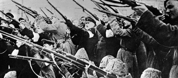 Солдаты обстреливают полицейские засады во время Февральской буржуазно-демократической революции 1917 года - اسپوتنیک ایران  