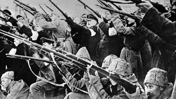 Солдаты обстреливают полицейские засады во время Февральской буржуазно-демократической революции 1917 года - اسپوتنیک ایران  