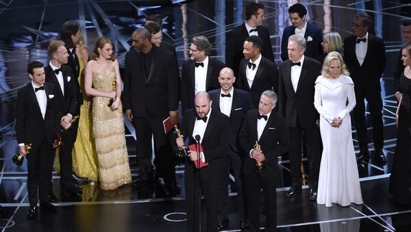 Продюсер Джордан Горовиц и действующие актеры фильма Ла-Ла Ленд ошибочно получают Оскар на церемонии награждения - اسپوتنیک ایران  