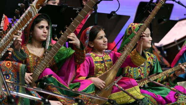 هنرنمایی ارکستر کامل زنان افغانستان در داووس - اسپوتنیک ایران  