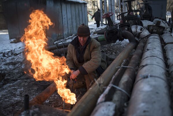 کارگران در حال احیای کار لوله های آب گرم در دونتسک - اسپوتنیک ایران  