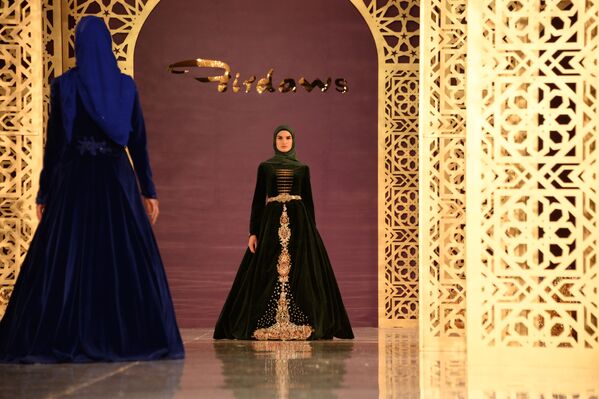 مدل ها در زمان نمایش  کلکسیون خانه مشهور مد  «فردوس»  عایشه قادروف در گروزنی - اسپوتنیک ایران  