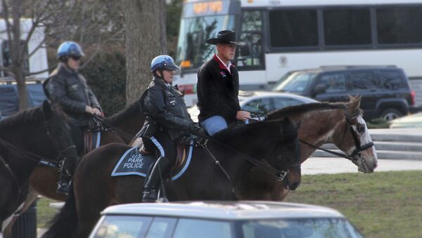Глава МВД США Райан Зинке на лошади по пути на работу в Вашингтоне - اسپوتنیک ایران  