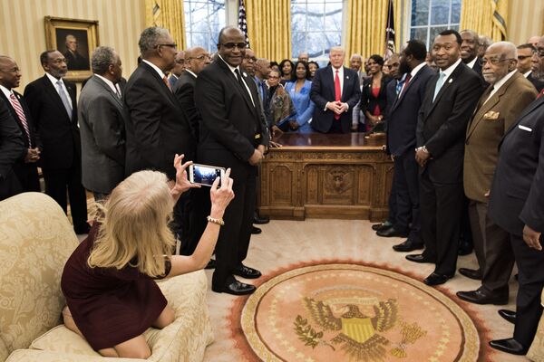 کلیئن کانوی  مشاور ارشد  رئیس جمهور  آمریکا در  عکسی در اتاق بیضی کاخ سفید - اسپوتنیک ایران  