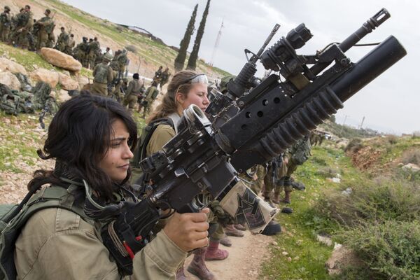 دختران سرباز اسرائیلی  اسلحه بدست در  زمان تمرین - اسپوتنیک ایران  
