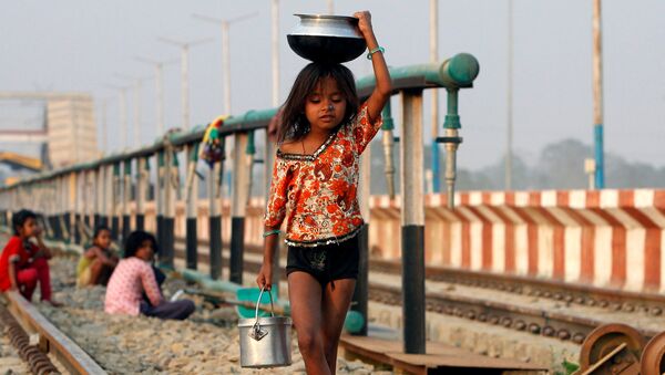 Девочка несет сосуд на голове вдоль железной дороги, Индия - اسپوتنیک ایران  