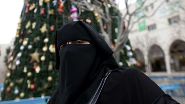 Женщина в хиджабе напротив рождественской ели в Вифлееме - اسپوتنیک ایران  