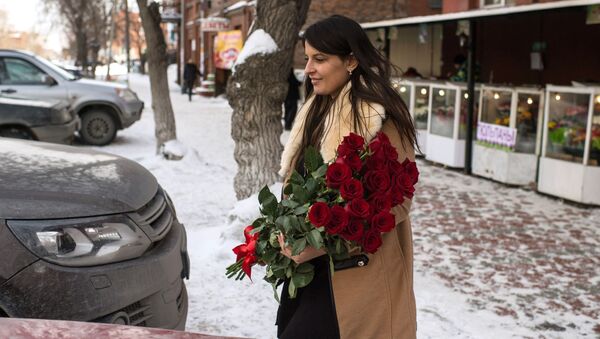 Женщина с букетом цветов на улице Лермонтова в Омске - اسپوتنیک ایران  