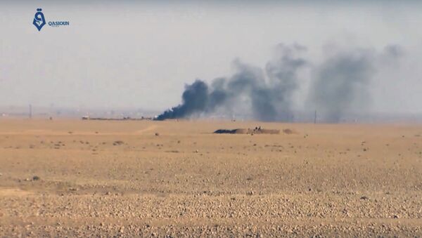Дым во время сражения между силами коалиции США с боевиками ДАИШ в окрестностях города Ракка в Сирии - اسپوتنیک ایران  