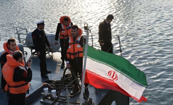اعضای هیئت ایرانی بر روی عرشه ناوشکن متعلق به کشتی های نیروهای دریایی ایران - اسپوتنیک ایران  