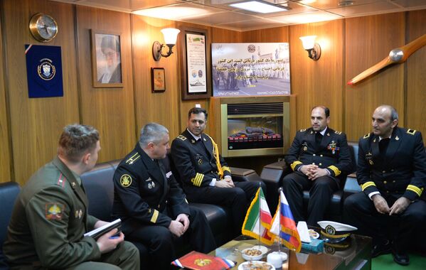 محسن شیدایی فرمانده اول و سرگی بابسکوف کاپیتان اول (در مرکز از سمت چپ به راست) در زمان دیدار هیأت ایرانی و روسی - اسپوتنیک ایران  
