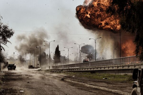 دود و آتش پس از انفجار خودروی بمب گذاری شده در موصل، عراق - اسپوتنیک ایران  