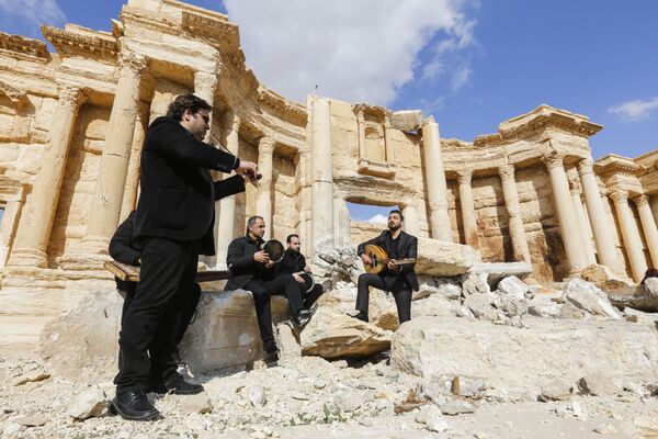 اجرای گروه موسیقی سوری در خرابه های آمفی تئاتر روم باستان در پالمیرا - اسپوتنیک ایران  