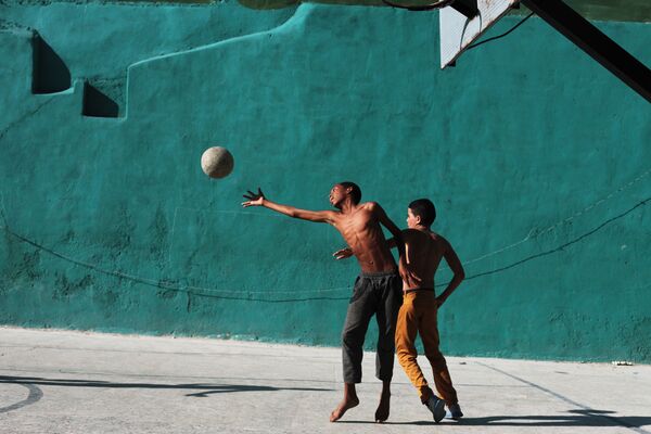 پسربچه در حال بازی بسکتبال در محله مسکونی قدیمی هاوانا - اسپوتنیک ایران  
