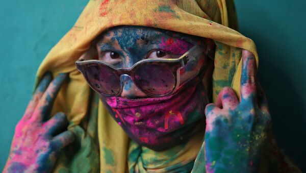 Женщина во время праздника Холи в Индии - اسپوتنیک ایران  