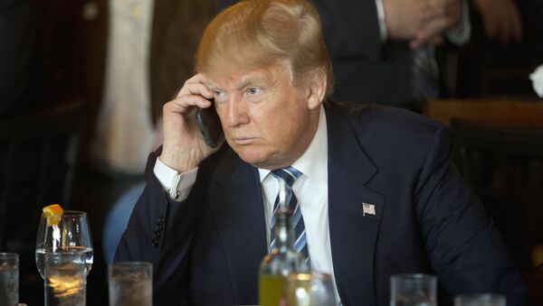 Кандидат в президенты США Дональд Трамп во время телефонного разговора - اسپوتنیک ایران  