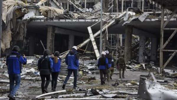 Наблюдатели ОБСЕ в разрушенном аэропорту Донецка - اسپوتنیک ایران  