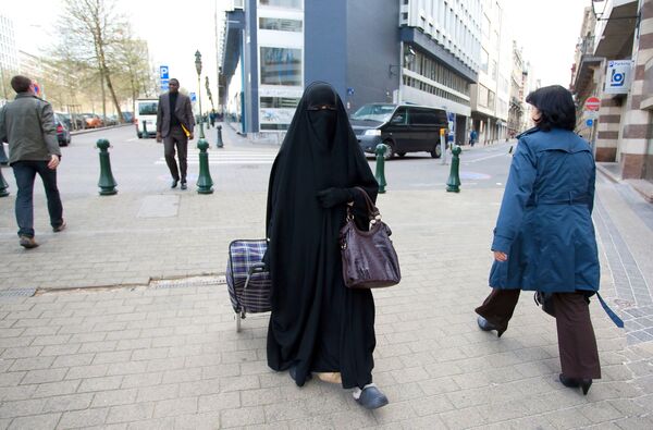 زن مسلمان در یکی از خیابان های بروکسل - اسپوتنیک ایران  