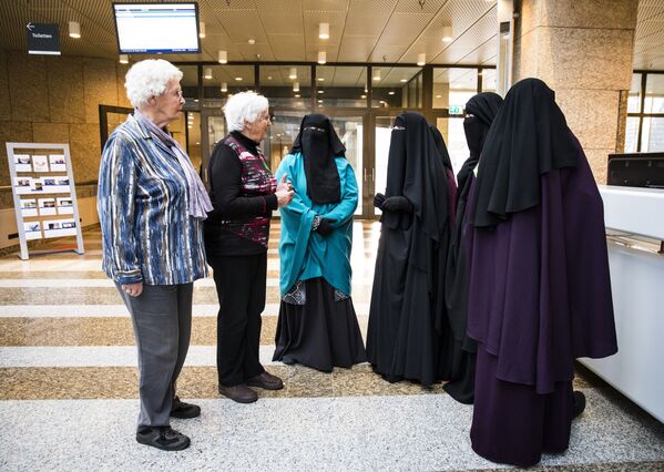 زنی نقاب پوش و زنی بدون نقاب در زمان دیدار از مجلس سنای هلند - اسپوتنیک ایران  