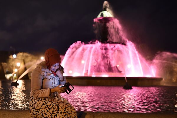 دختری با حجاب در کنار فواره ای در شهر « آنژه» فرانسه - اسپوتنیک ایران  