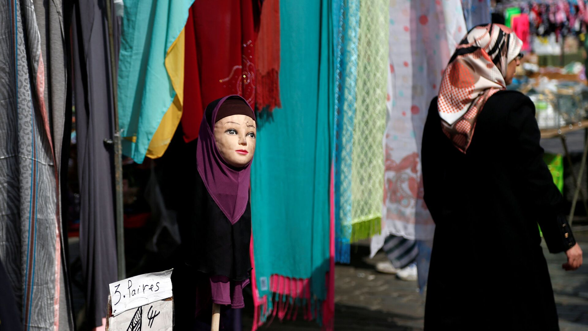 Женщина проходит мимо манекена в хиджабе, Брюссель, Бельгия - اسپوتنیک ایران  , 1920, 25.05.2022
