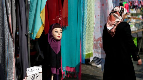 Женщина проходит мимо манекена в хиджабе, Брюссель, Бельгия - اسپوتنیک ایران  