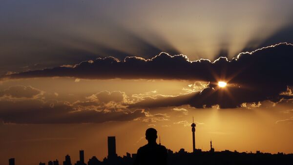 Человек смотрит закат в Йоханнесбурге - اسپوتنیک ایران  