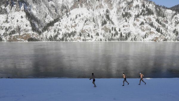 Любители зимнего плавания на берегу реки Енисей - اسپوتنیک ایران  