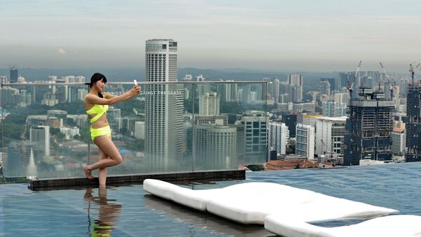 Девушка делает селфи на крыше отеля Marina Bay Sands в Сингапуре - اسپوتنیک ایران  