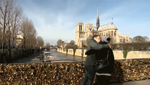 فرانسه قفل عشق زوج های عاشق را باز کر - اسپوتنیک ایران  