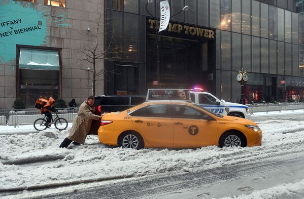 خودرو در وسط برف در نیویورک - اسپوتنیک ایران  