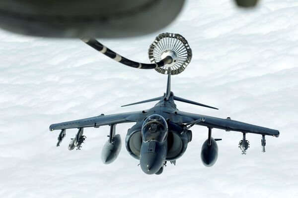 هواپیمای جنگی آمریکایی Harrier AV-8B در حال سوخت گیری  با هواپیمای McDonnell Douglas KC-10 Extender در زمان عملیات  « قاطعیت محکم» در آسمان عراق و سوریه - اسپوتنیک ایران  