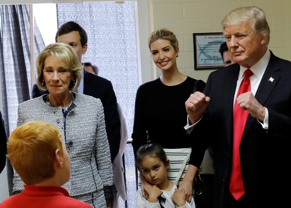 بتسی دووس وزیر آموزش و پرورش آمریکا ، ایوانکا ترامپ با دخترش و دونالد ترامپ در مدرسه کاتولیک در اورلاندو فلوریدا - اسپوتنیک ایران  