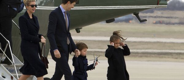 نقض قرنطینه توسط خانواده رییس جمهور آمریکا نقض قرنطینه توسط خانواده رییس جمهور آمریکا - اسپوتنیک ایران