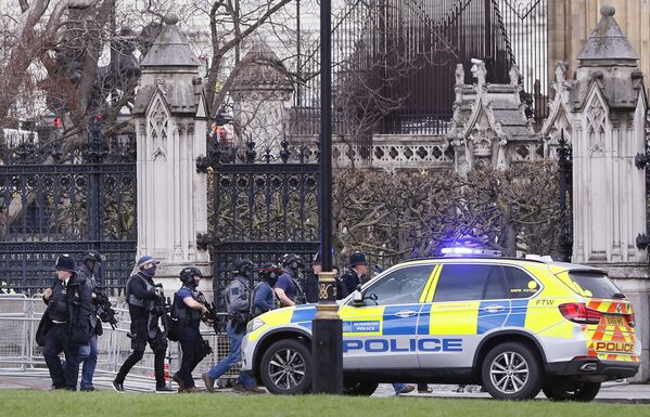 رسانه های انگلیس می نویسند پلیس لندن وقوع عملا هم زمان این دو حادثه را تصادفی نمی داند. - اسپوتنیک ایران  