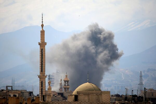 دود پس از انفجار  در شرق  دمشق سوریه - اسپوتنیک ایران  