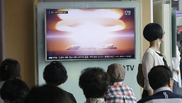 Ludzie oglądają w telewizji wiadomości o testach jądrowych w Korei Północnej - اسپوتنیک ایران  