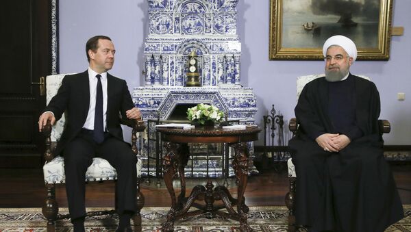 Премьер-министр РФ Дмитрий Медведев и президент Исламской Республики Иран Хасан Рухани на встрече в Москве - اسپوتنیک ایران  